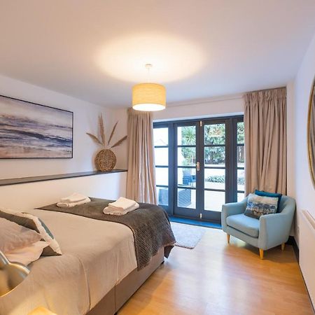 Modern Apt Near Gardens With Large Decking Area - Vivre Retreats Борнмът Екстериор снимка