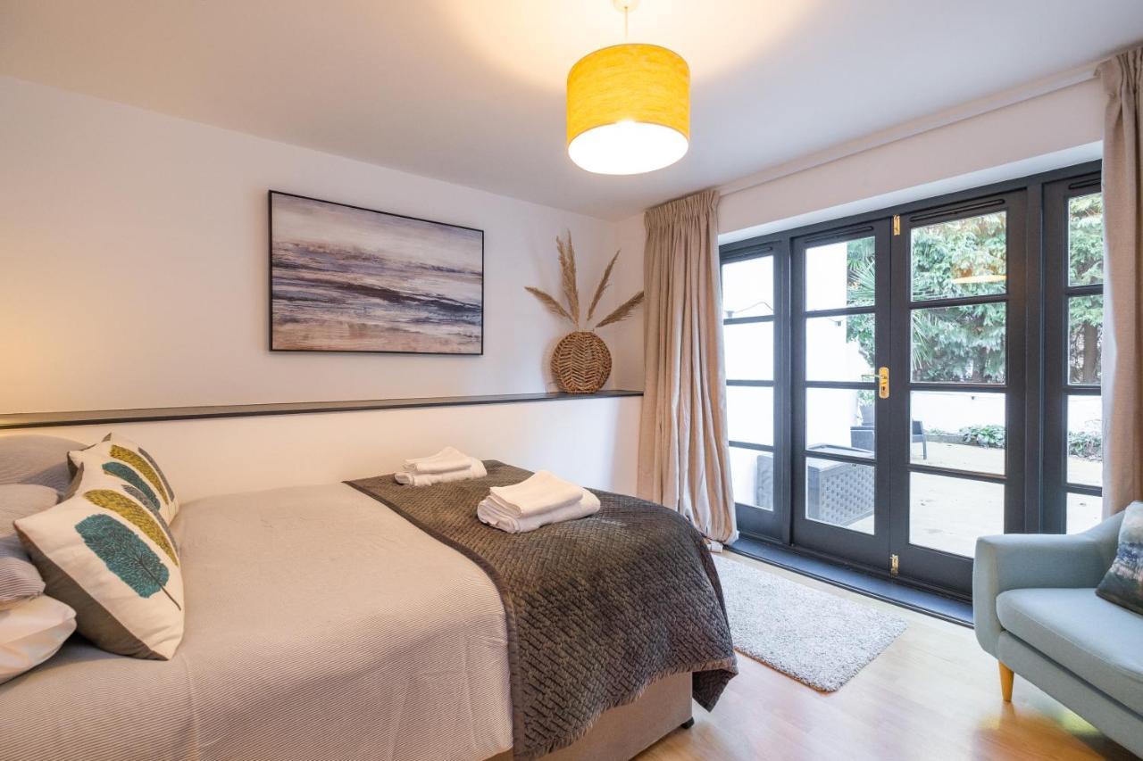 Modern Apt Near Gardens With Large Decking Area - Vivre Retreats Борнмът Екстериор снимка