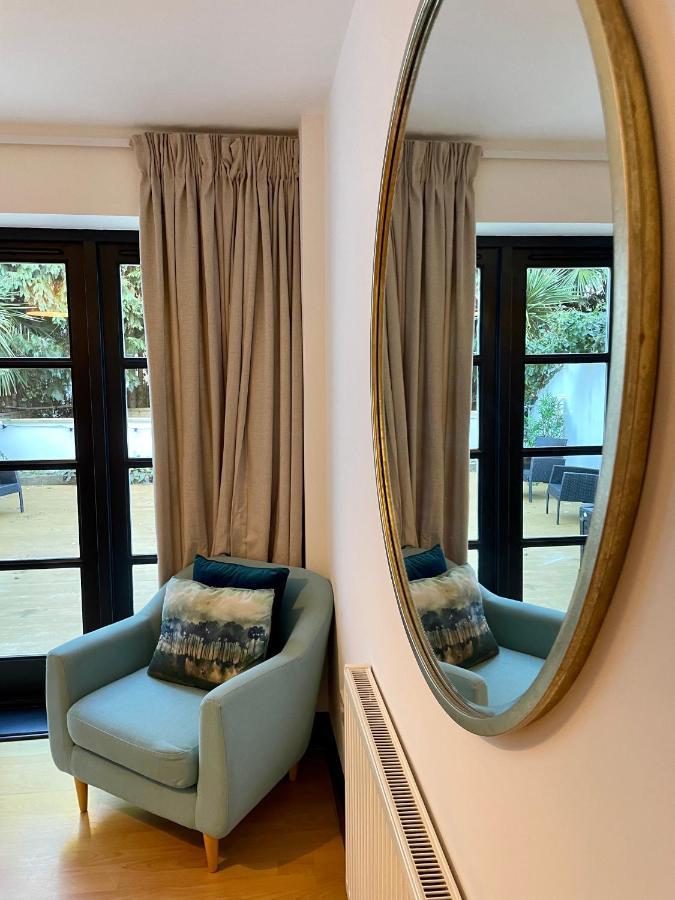 Modern Apt Near Gardens With Large Decking Area - Vivre Retreats Борнмът Екстериор снимка