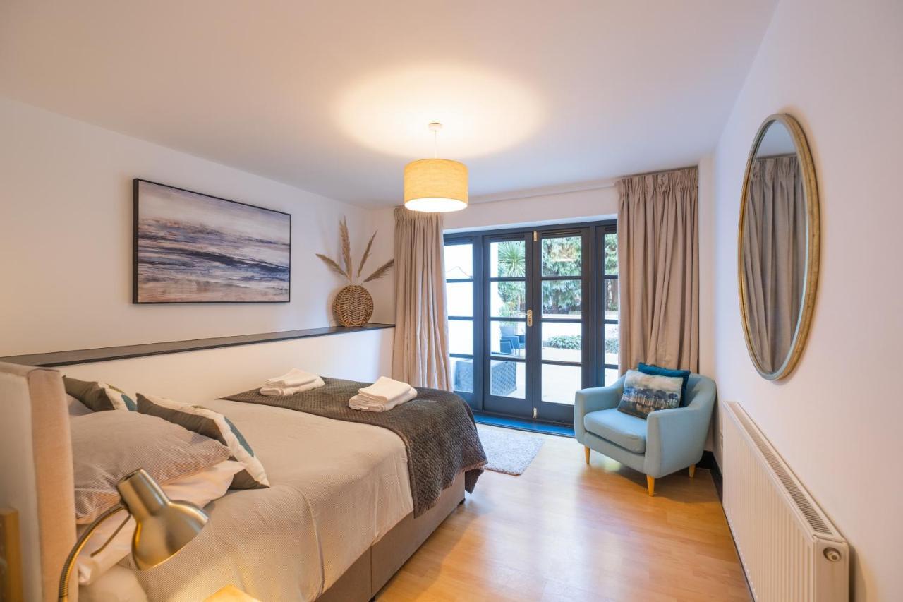 Modern Apt Near Gardens With Large Decking Area - Vivre Retreats Борнмът Екстериор снимка