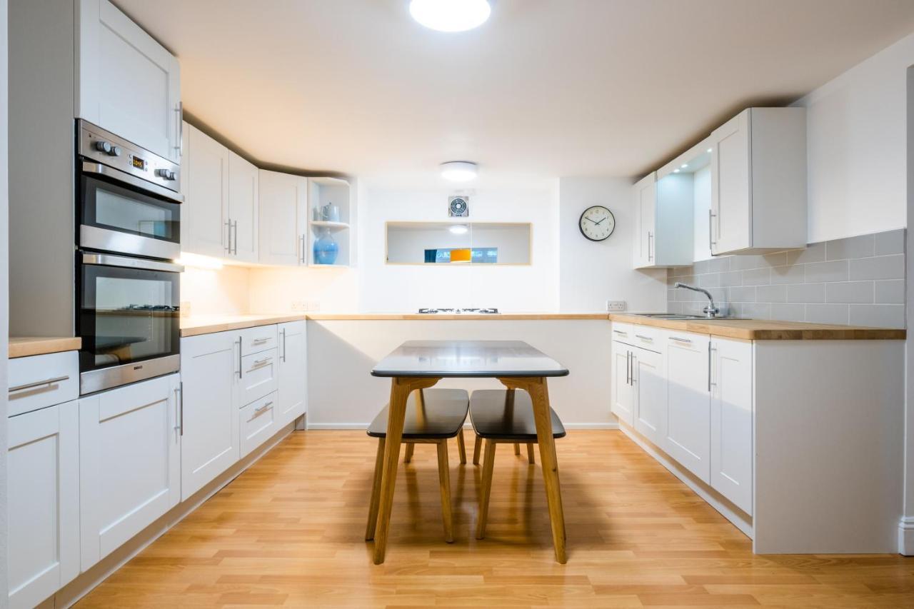 Modern Apt Near Gardens With Large Decking Area - Vivre Retreats Борнмът Екстериор снимка